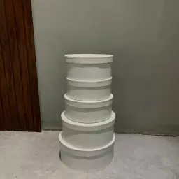 بوكسات كرتوني دائري ابيض